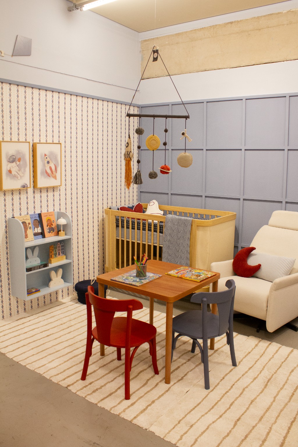 Showroom IN8 Home com ambientes montados de quarto infantil