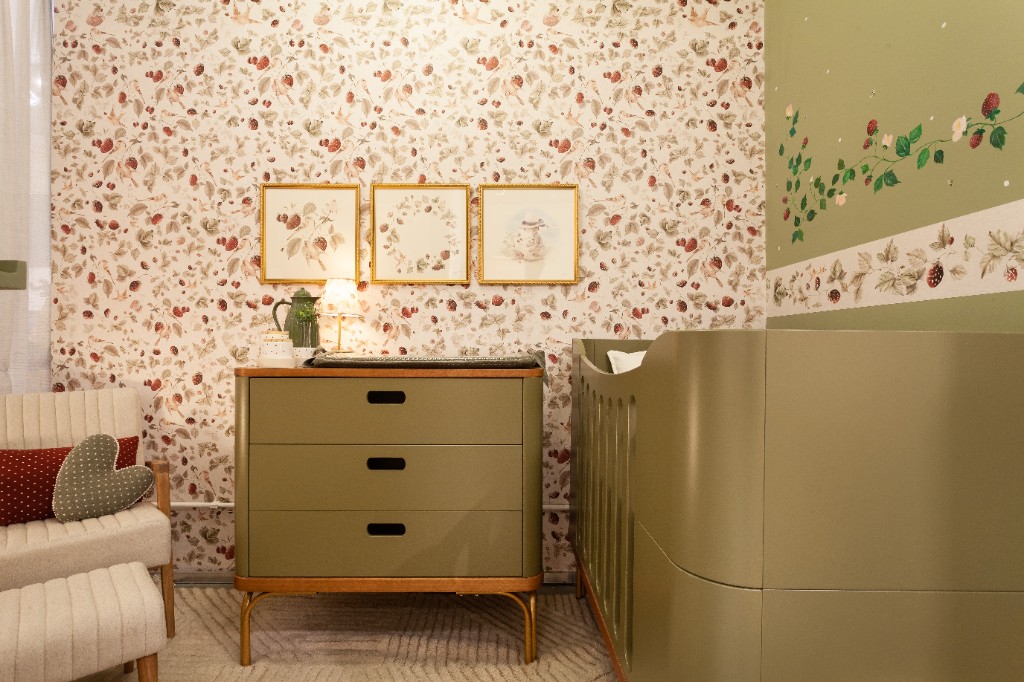 Ber&ccedil;o e c&ocirc;moda no showroom da IN8