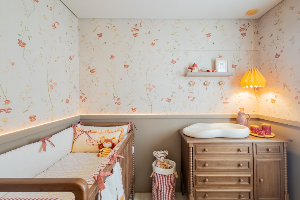 Ber&ccedil;o e c&ocirc;moda no showroom da IN8