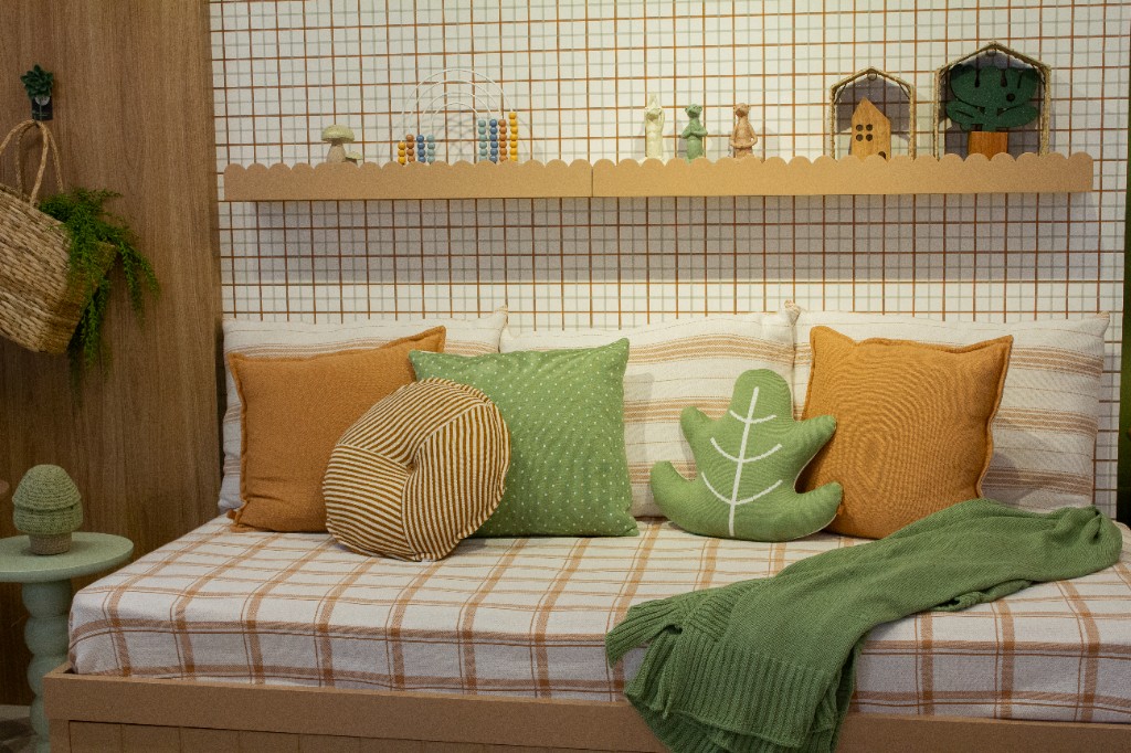 Ber&ccedil;o e c&ocirc;moda no showroom da IN8