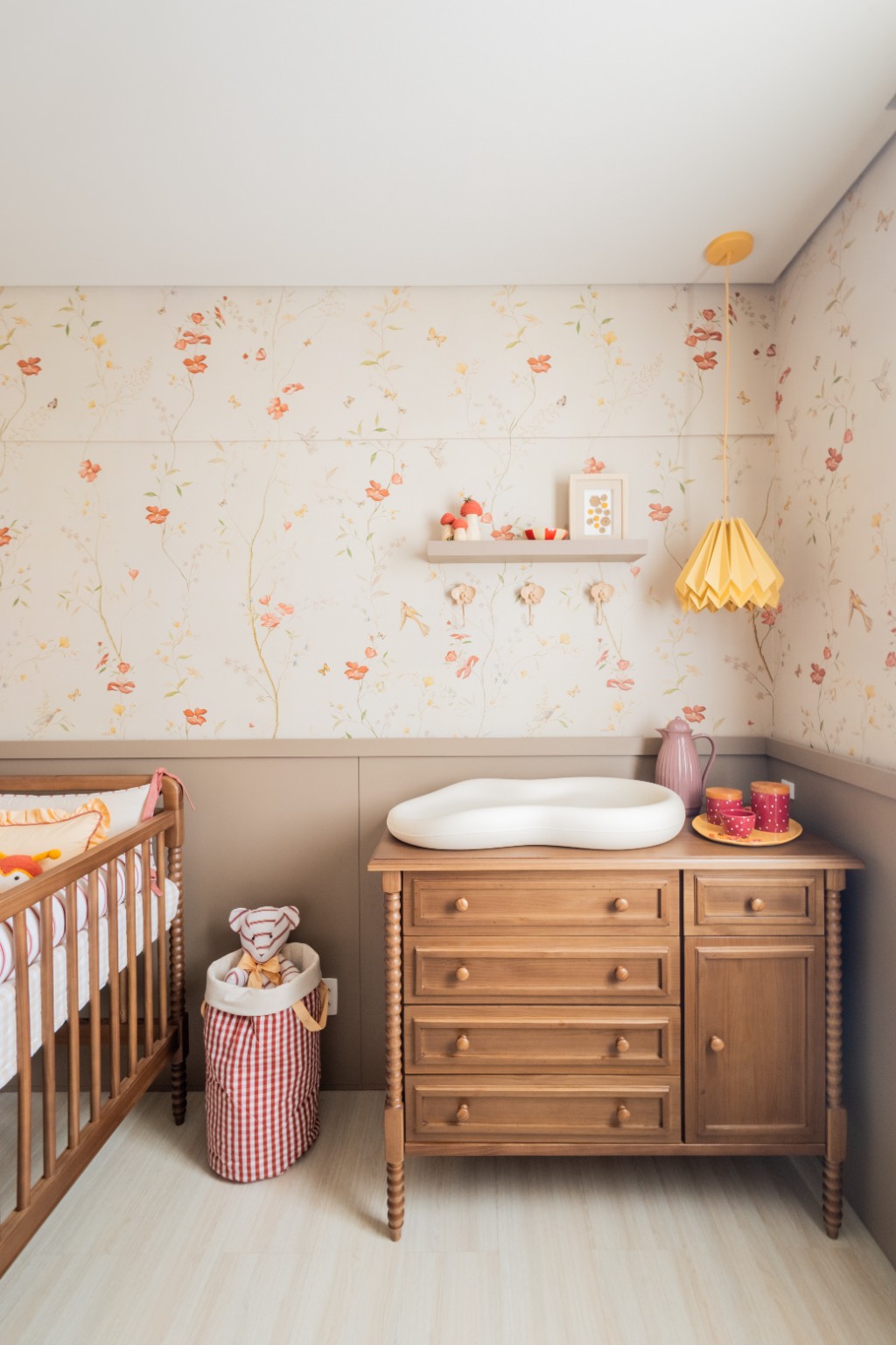 C&ocirc;moda Dot com trocador e ilumina&ccedil;&atilde;o pendente