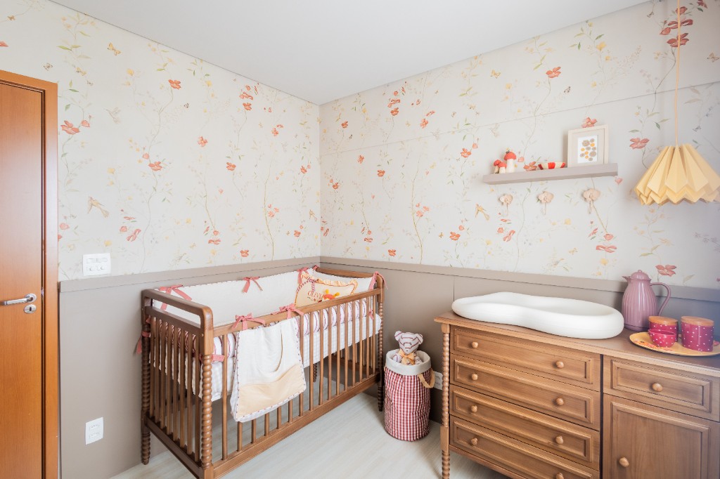 Ber&ccedil;o Dot ao lado da c&ocirc;moda Dot