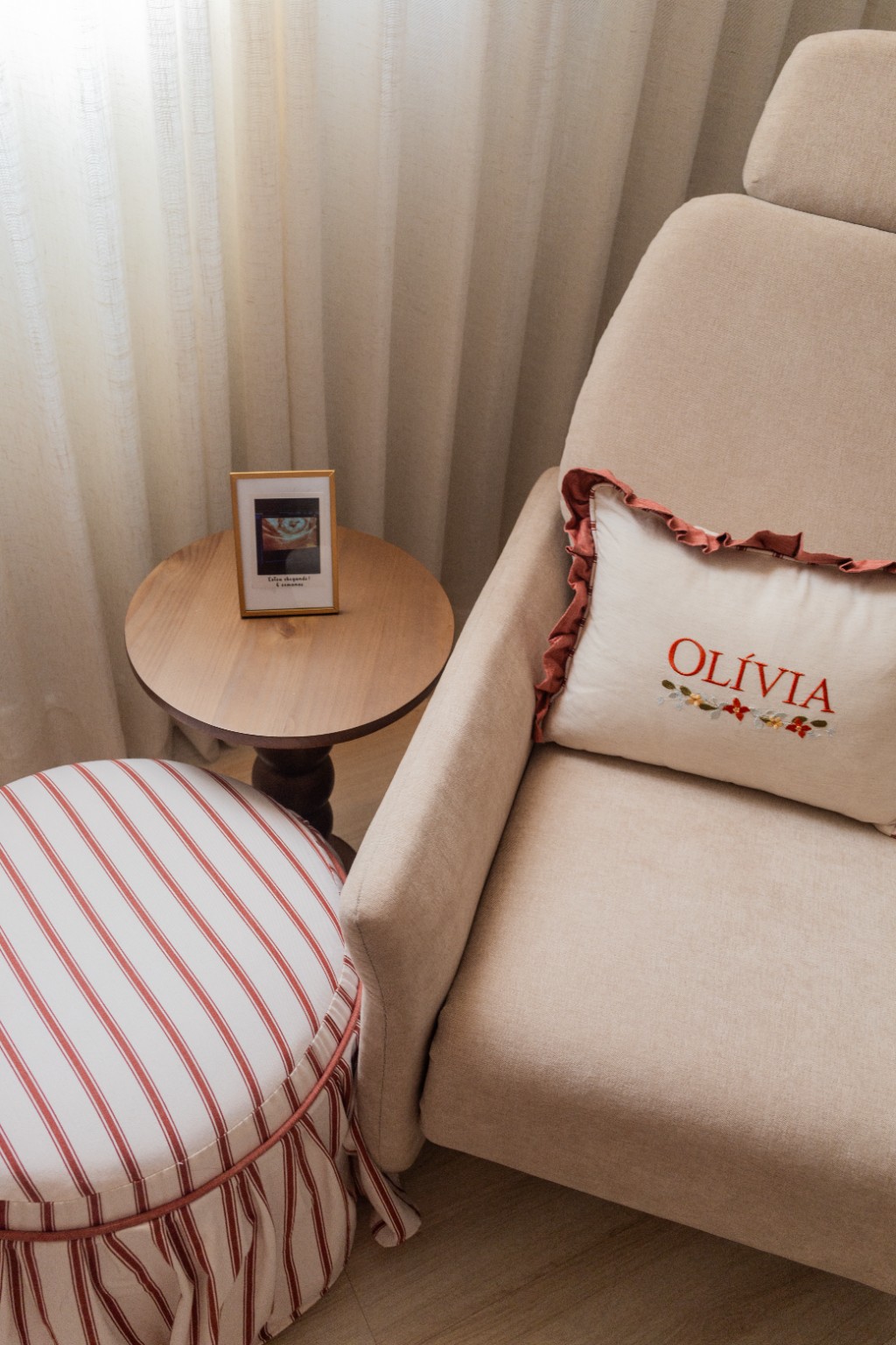 Poltrona de amamenta&ccedil;&atilde;o com mesa lateral