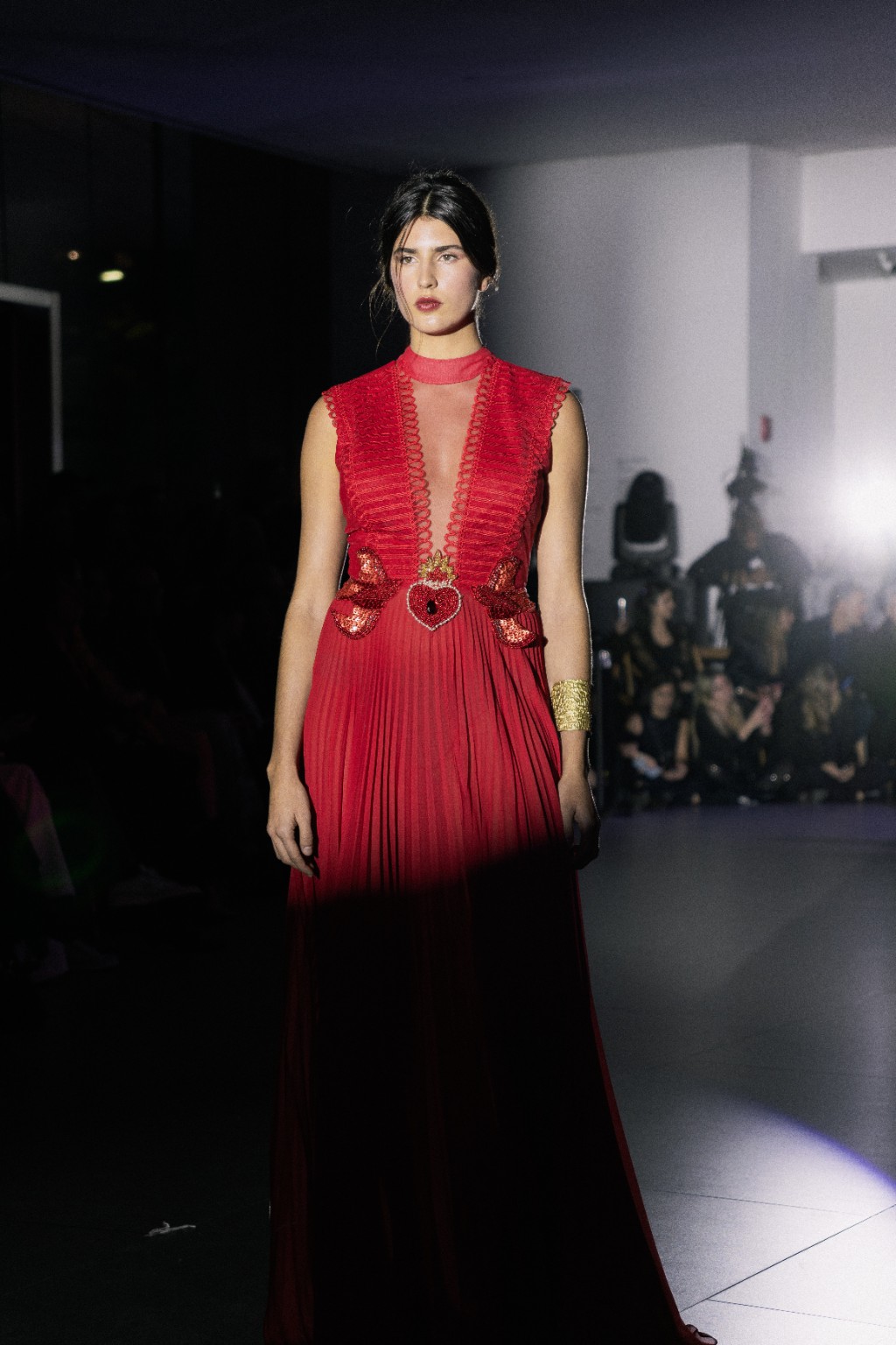 Vestido rojo de Alas y Ra&iacute;ces en la pasarela de MALBA
