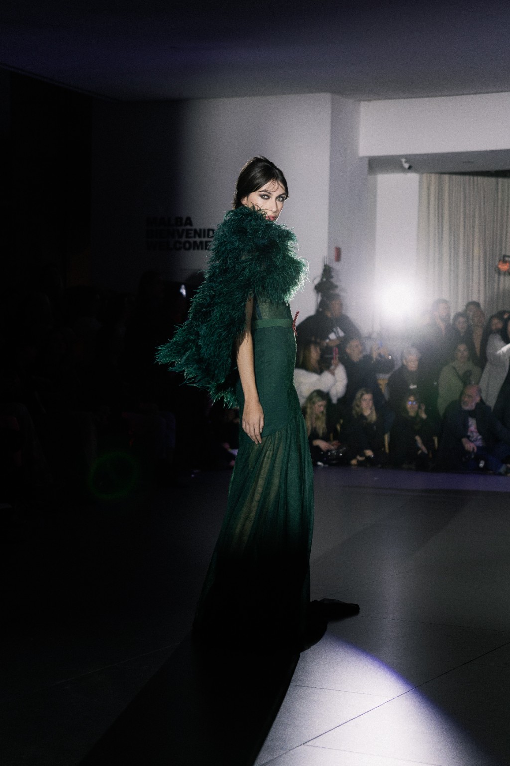 Vestido verde con detalles de plumas en la pasarela