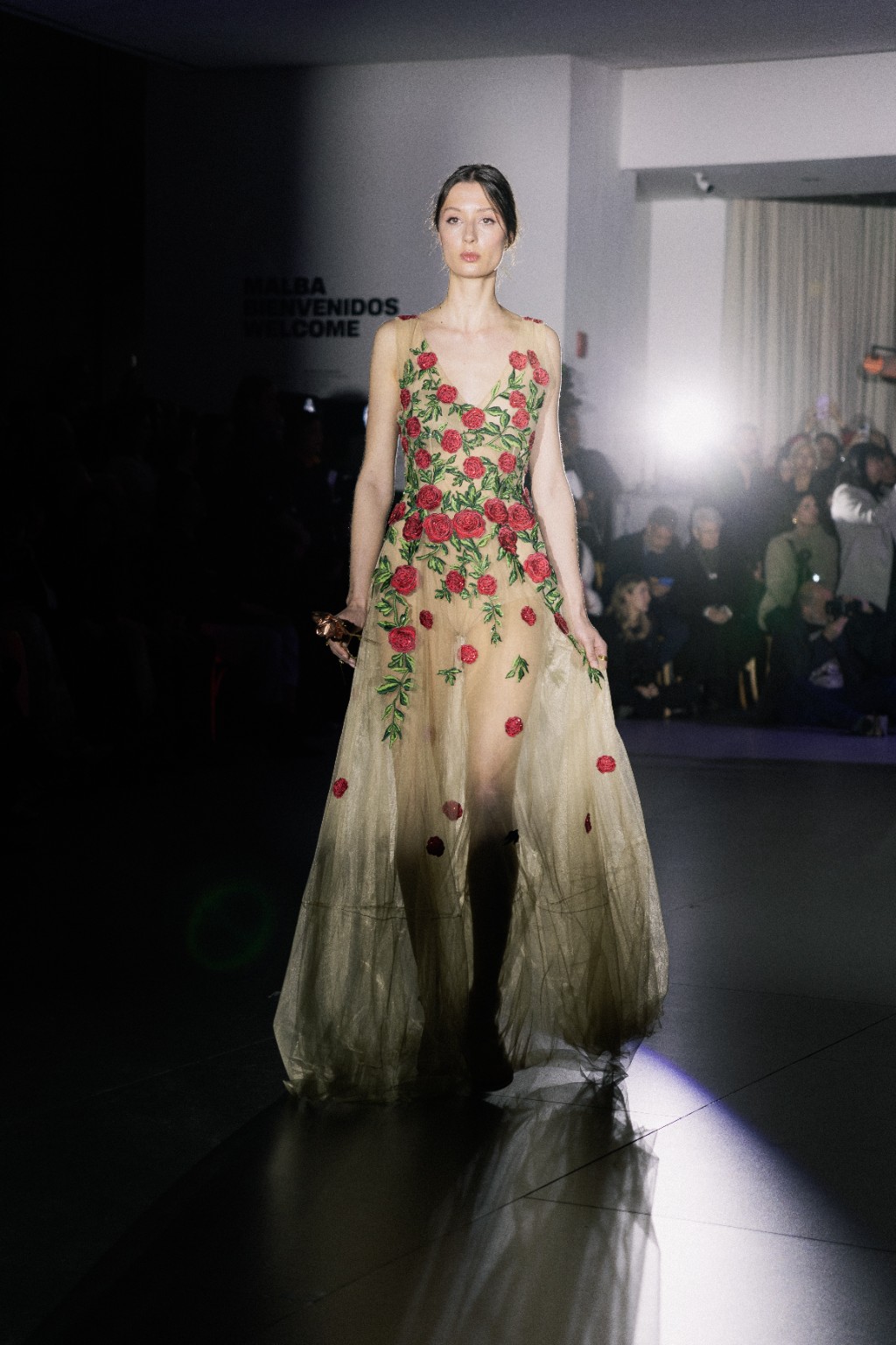 Vestido claro con flores rojas de Alas y Ra&iacute;ces