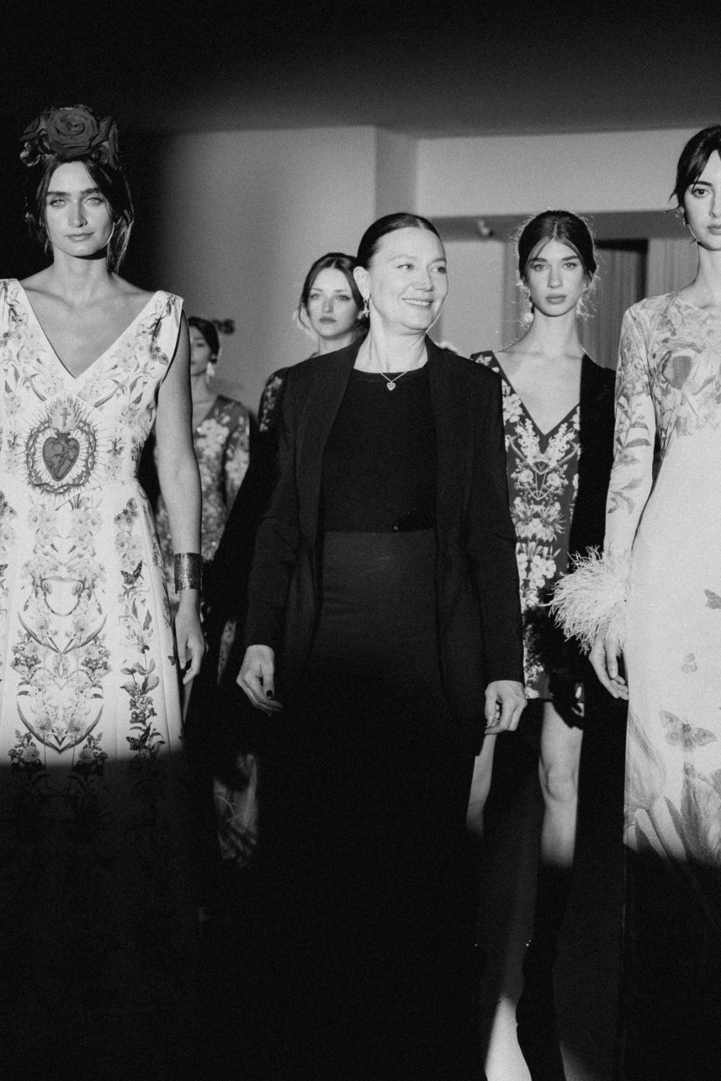 Cierre del desfile de Natalia Antol&iacute;n, en blanco y negro