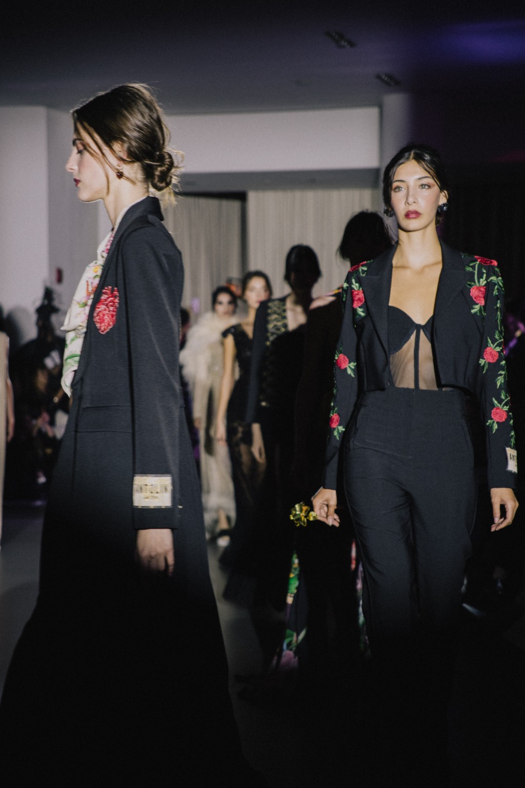 Modelos en la pasarela con dise&ntilde;os de Alas y Ra&iacute;ces