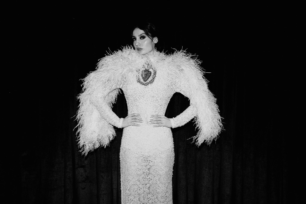 Dise&ntilde;o blanco con plumas de Natalia Antol&iacute;n, fotografiado en blanco y negro
