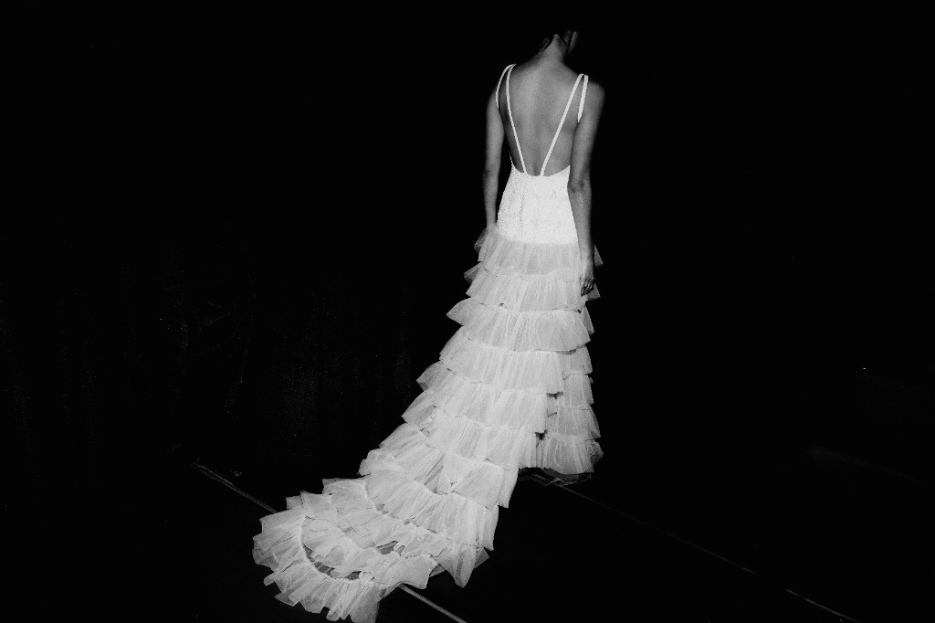 Vista posterior de un vestido blanco con espalda descubierta y falda con volumen