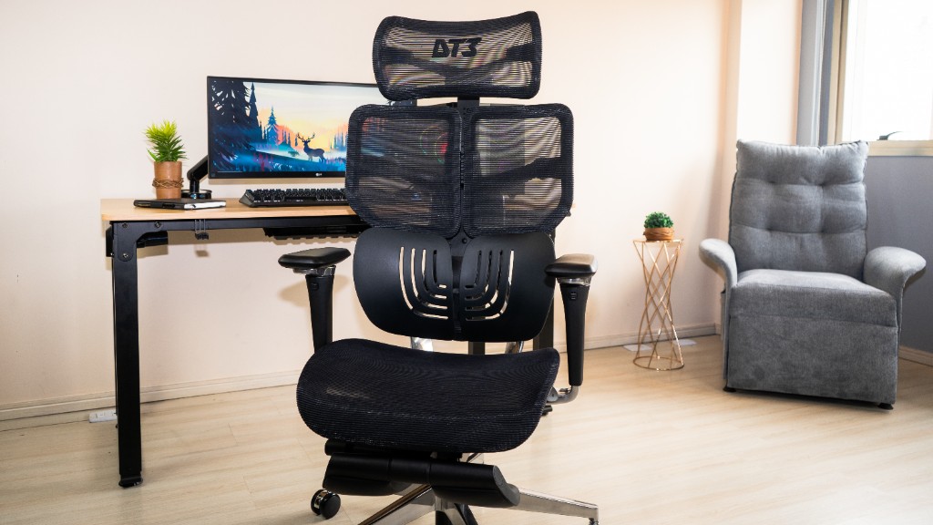 Cadeira ergon&ocirc;mica office DT3 Frost com encosto em mesh e suporte lombar, posicionada em setup de game focado em postura e ergonomia.