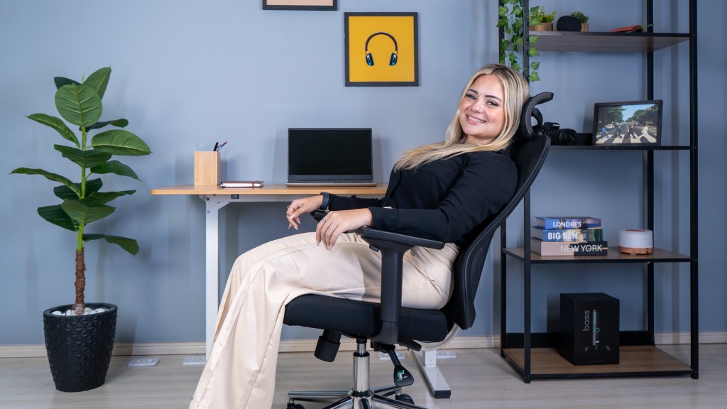 Modelo em cadeira DT3 Maya ambientada em escrit&oacute;rio