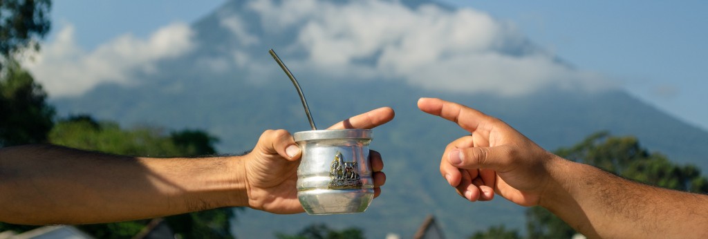 manos compartiendo mate en un patio argentino