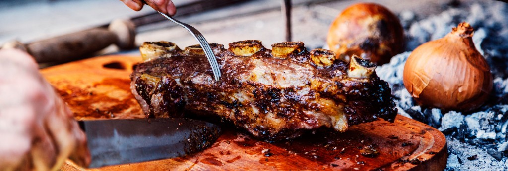 parrilla Grill West con carnes a la parrilla y brasas encendidas