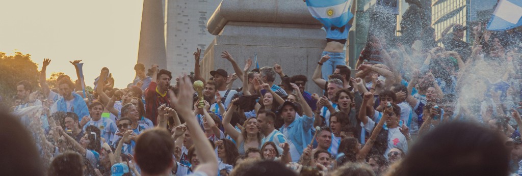 hinchas argentinos festejando un gol con la bandera argentina