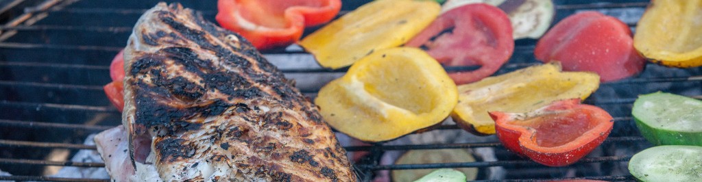 Pescado grillado sobre parrilla exterior con lim&oacute;n y hierbas