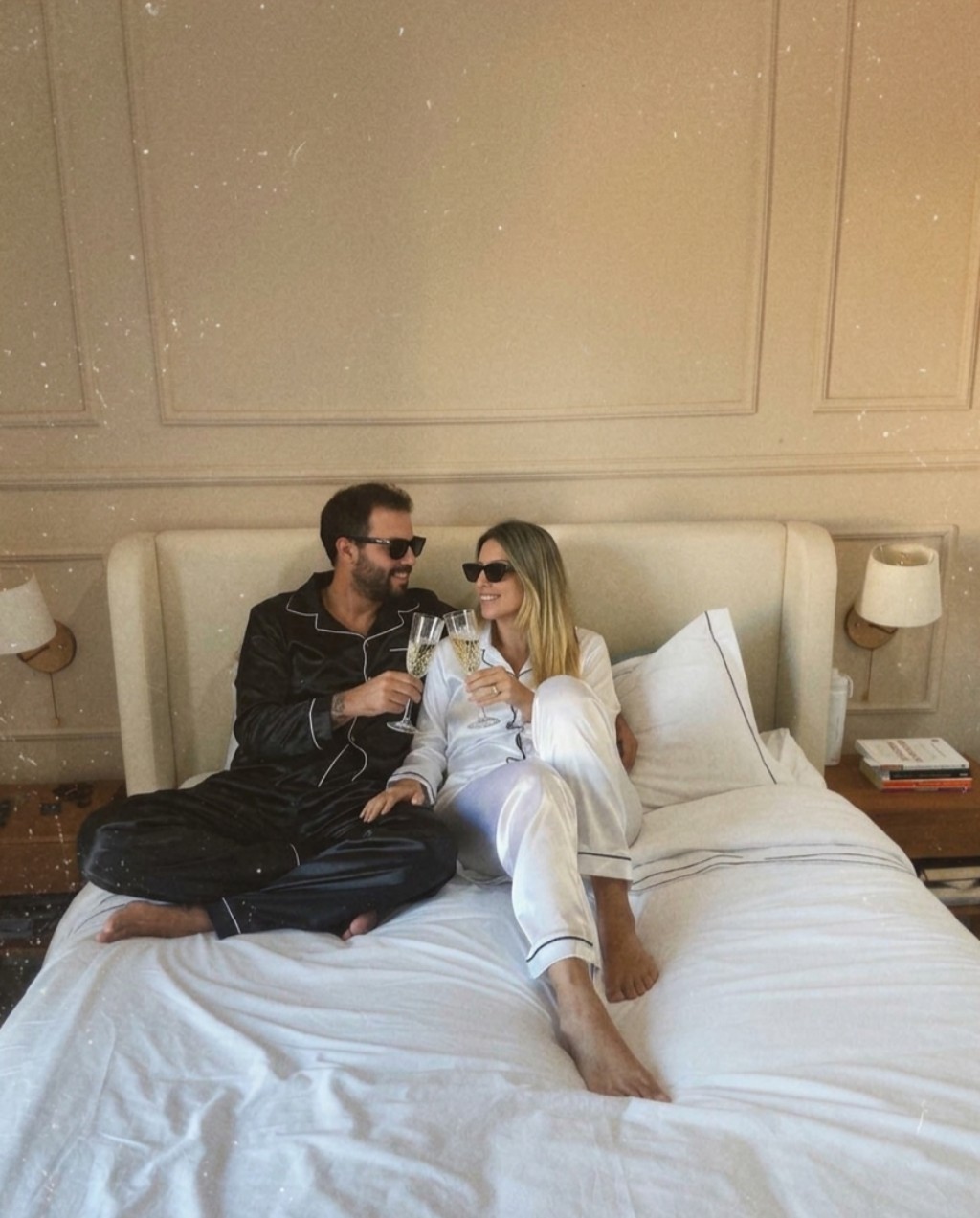 casal vestindo pijama brindando para pr&eacute;-wedding, usando presente de dia dos namorados.