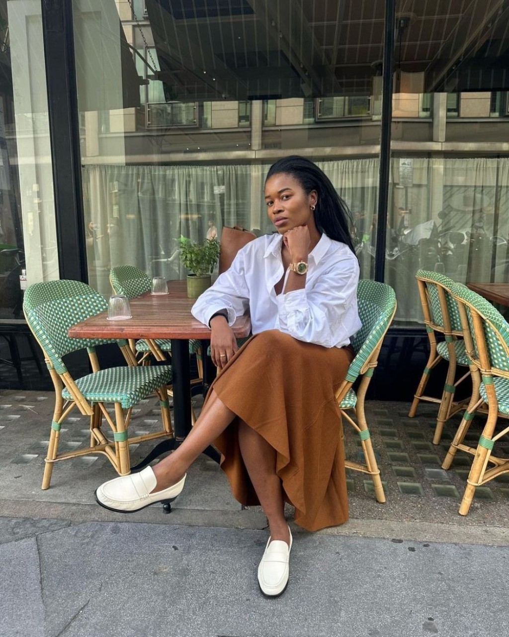 Look saia marrom com mocassim claro