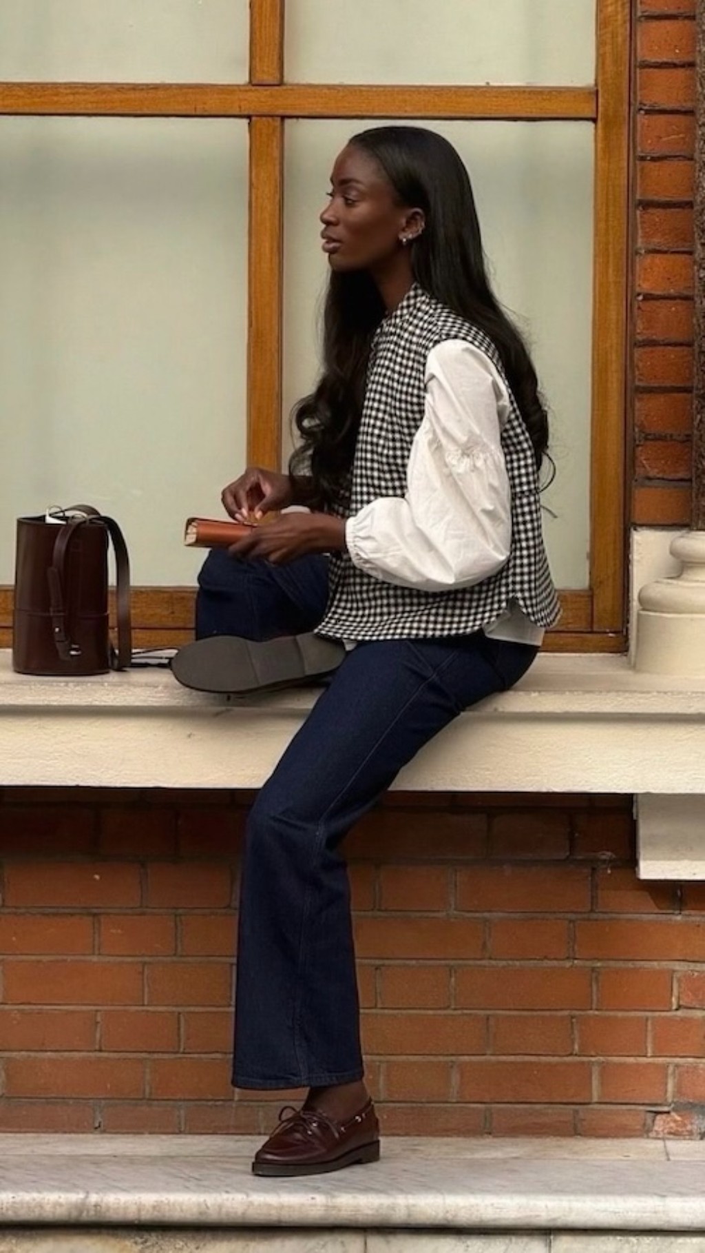 Look mocassim camisa manga volume com colete