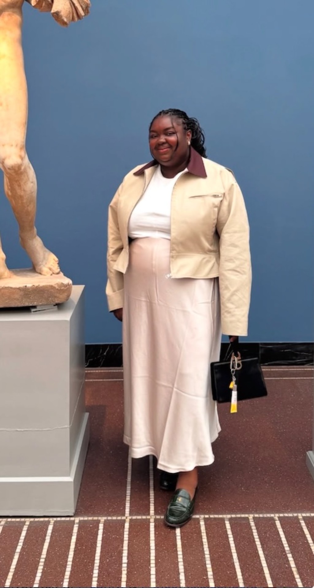 Look mocassim com saia de cetim