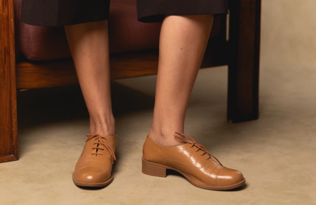 Mulher com sapato oxford como opção para usar no trabalho