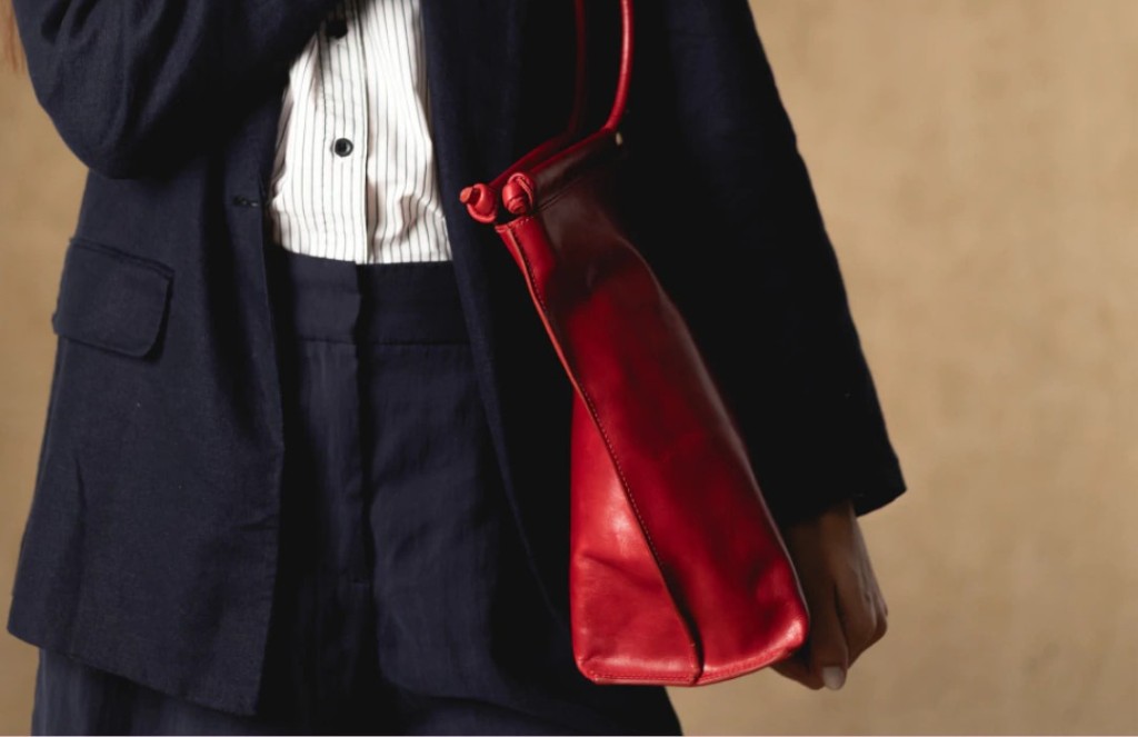 Mulher com bolsa workbag modelo tote