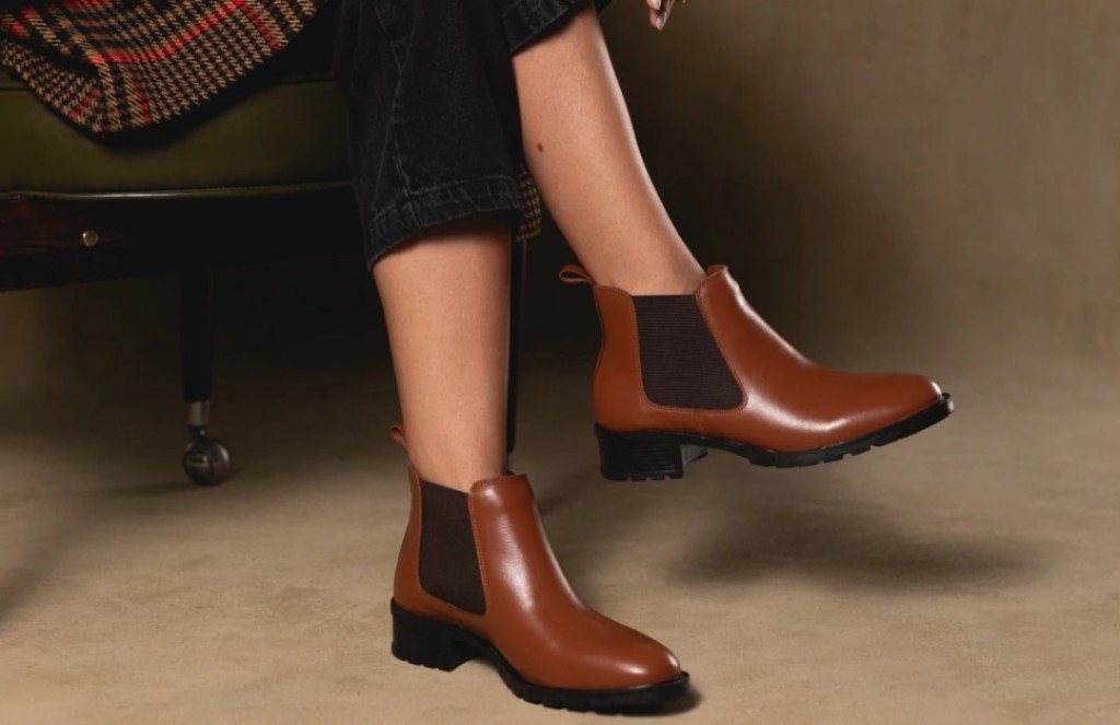 Bota de couro wishin em tons terrosos.