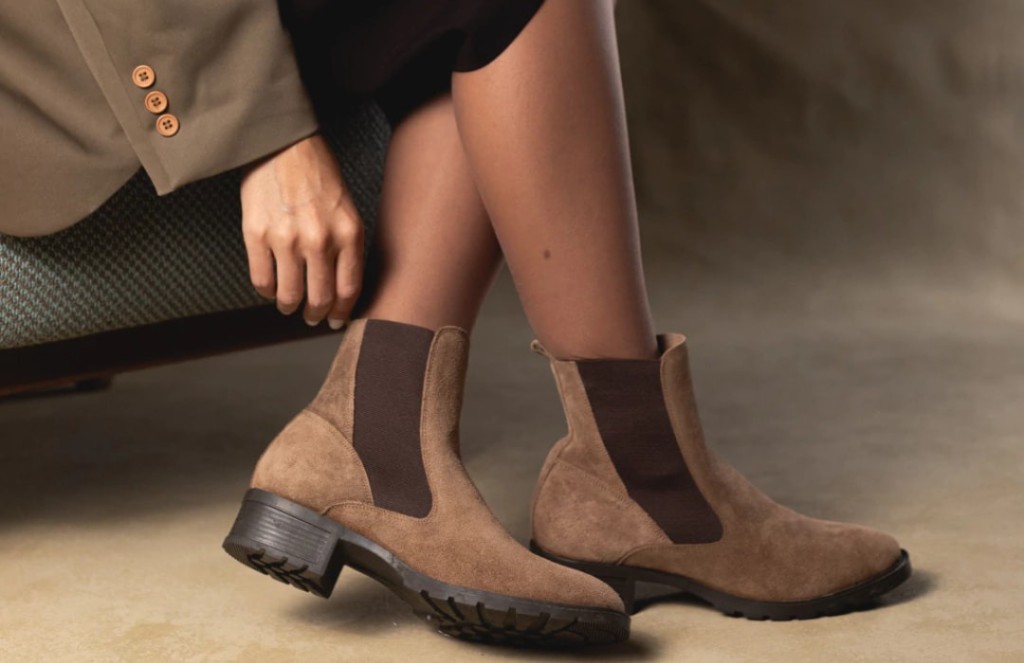 Modelo com bota de camurça da wishin em tom marrom.
