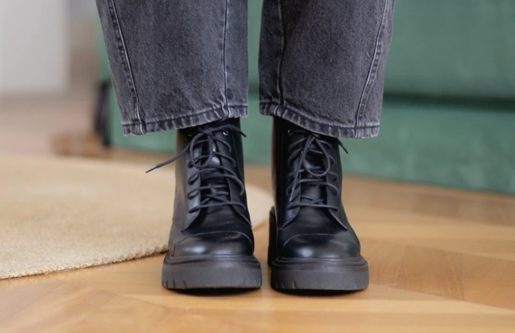 Modelo com bota coturno tratorado da wishin.