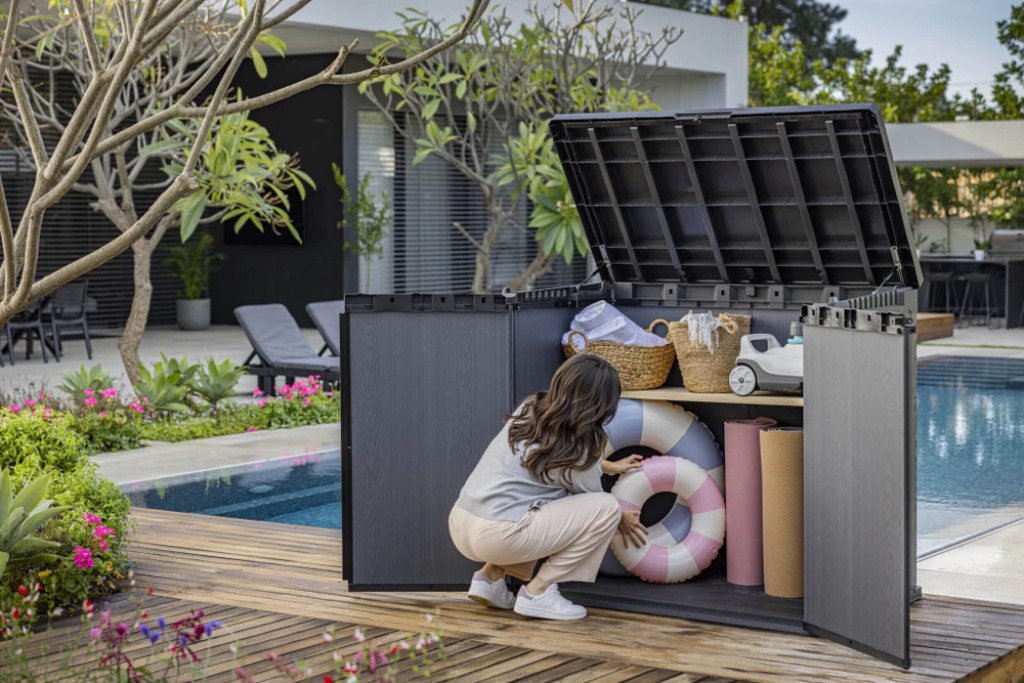 Depósito Externo Store It Out Darwin 1150L Keter em varanda moderna cinza