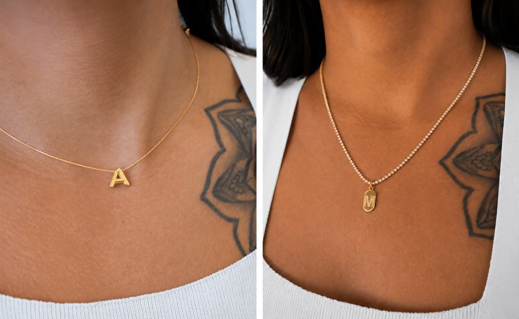 Modelos de colar com inicial dourado da Bondai.