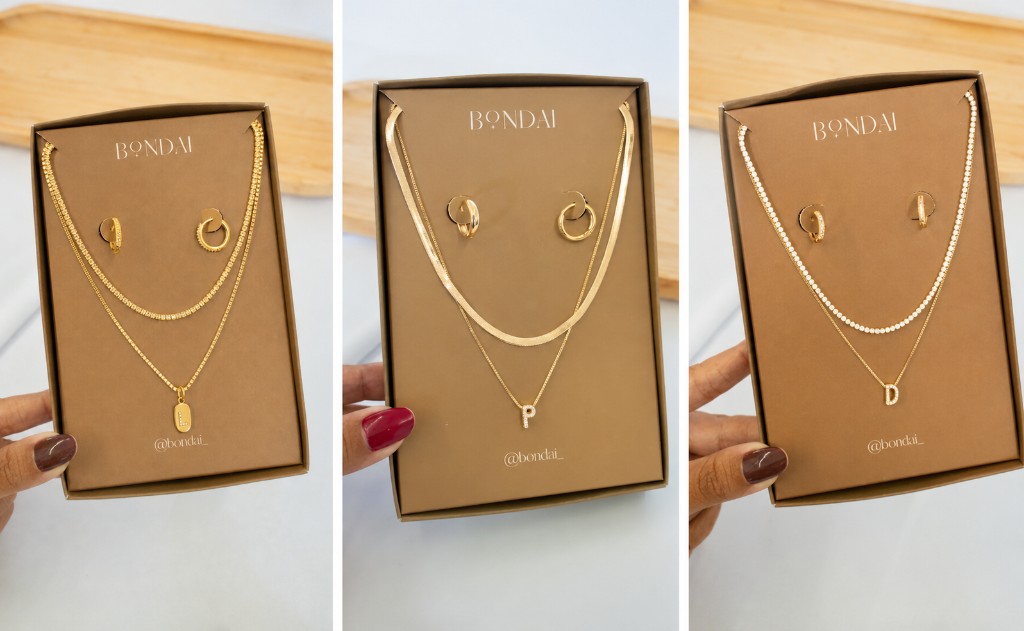 Kits presente com colar de inicial dourado e prata da Bondai.