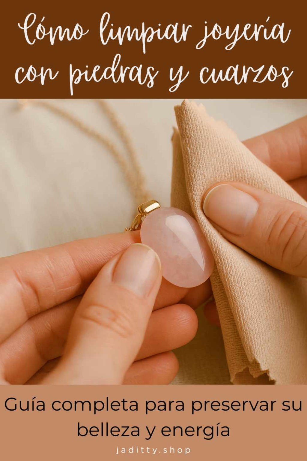 Collar con cuarzo rosa siendo limpiado con paño suave y energía consciente