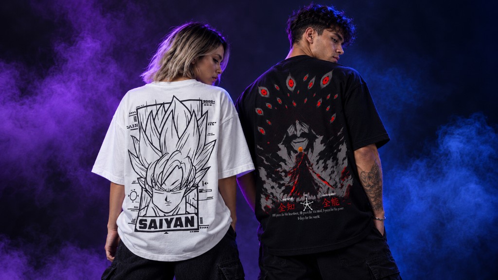 Modelos de Tizzo con remeras oversize inspiradas en Dragon Ball y Bleach