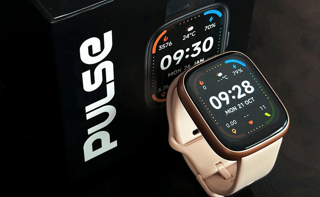 Smartwatch Pulse Dourado com tela mostrando hora, com pulseira rosê e sua caixa ao fundo