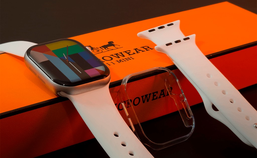 Smartwatch S11 Mini dourado, com capinha protetora e pulseira encostados na caixa do produto