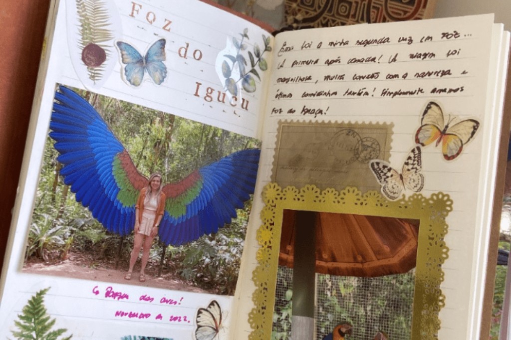 P&aacute;gina de scrapbook de viagem com fotografia, borboletas e anota&ccedil;&otilde;es &agrave; m&atilde;o sobre Foz do Igua&ccedil;u