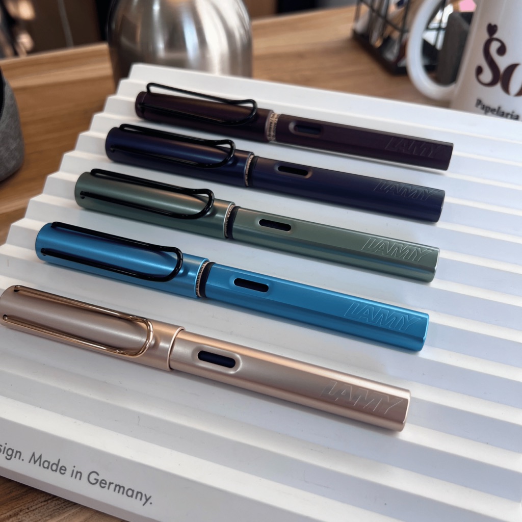 Canetas LAMY AL-Star em várias cores sobre o estojo branco da marca