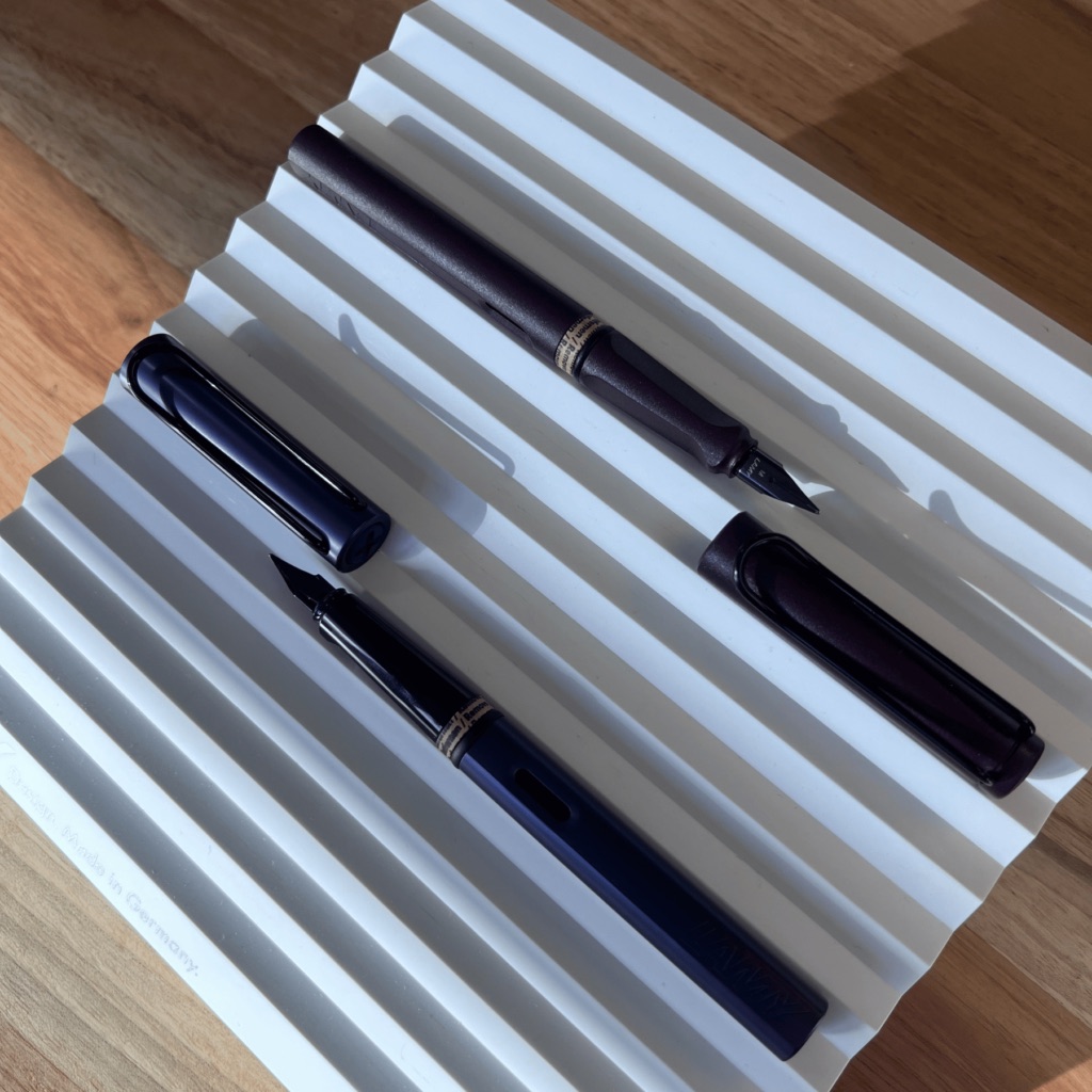 Duas canetas LAMY destampadas, com as penas à mostra