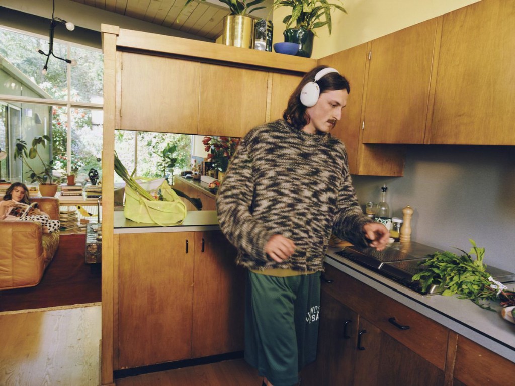 Hombre usando Sonos Ace Ultra en la cocina, uso diario