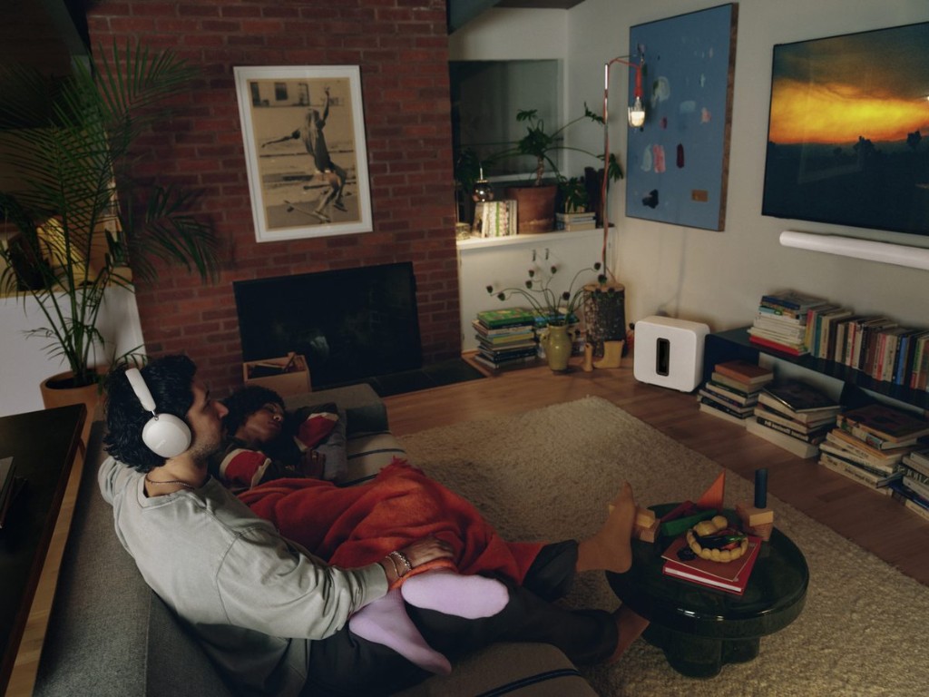 Persona viendo television con Sonos Ace Ultra usando TrueCinema