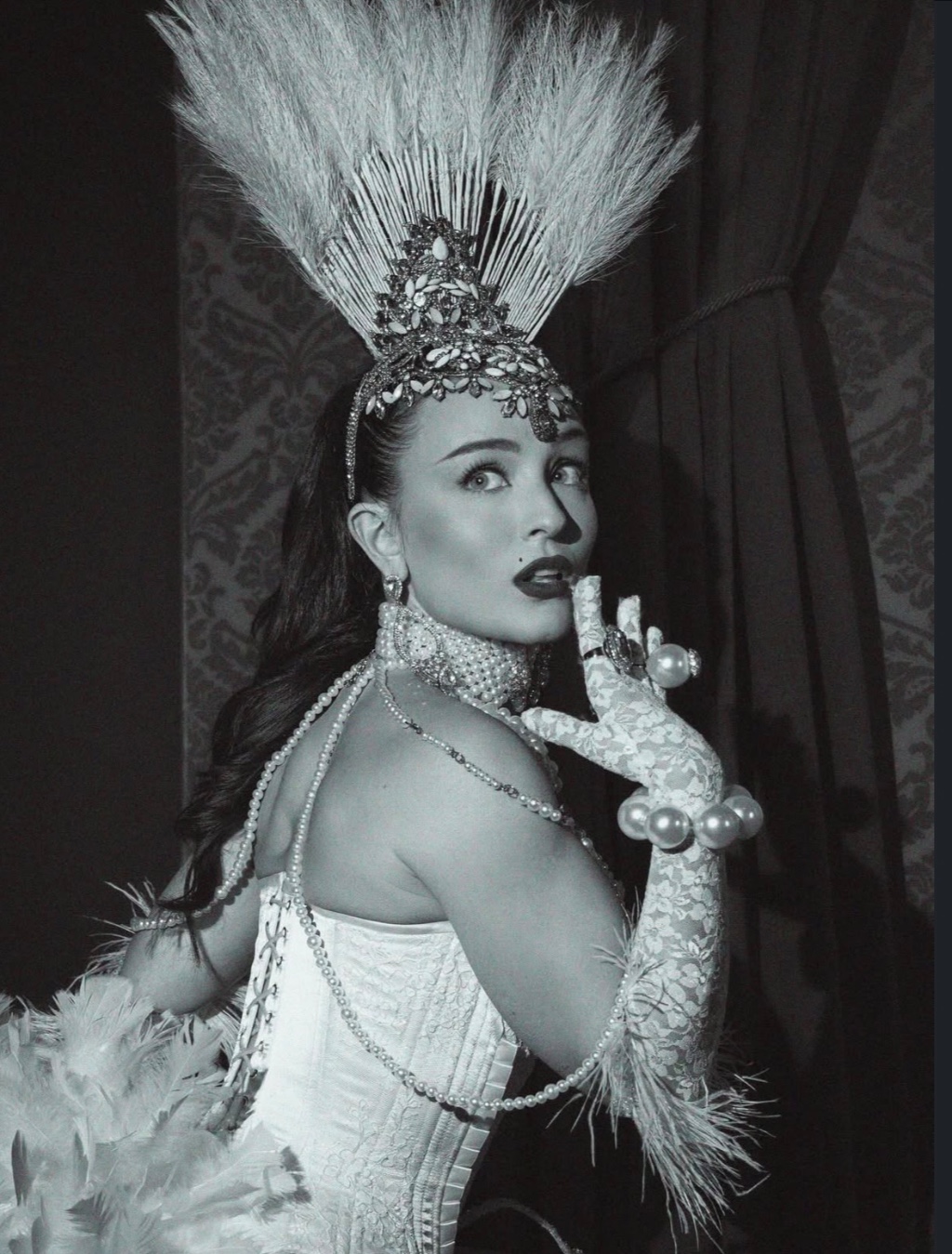 Larissa Manoela em super produ&ccedil;&atilde;o com Headcouture Graciella Starling - Alta chapelaria 