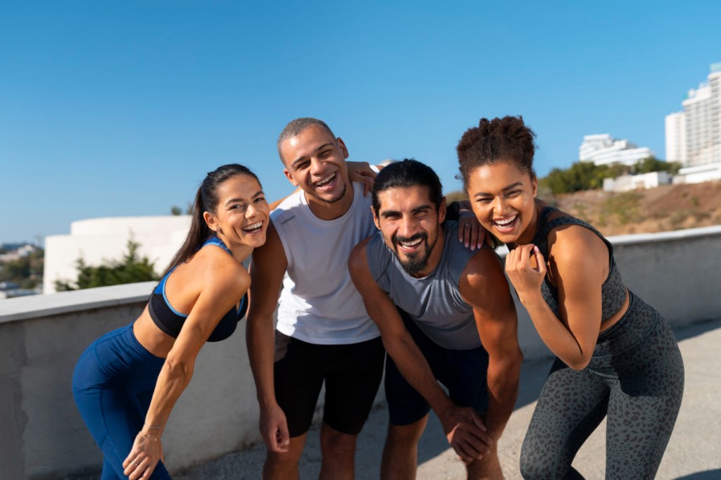 Gente saludable haciendo ejercicio