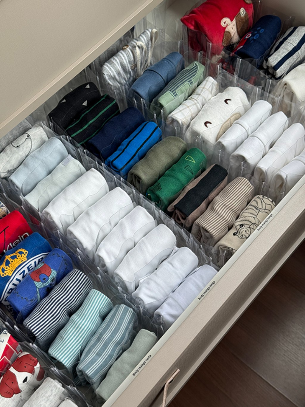 Cestos de acr&iacute;lico na organiza&ccedil;&atilde;o das gavetas