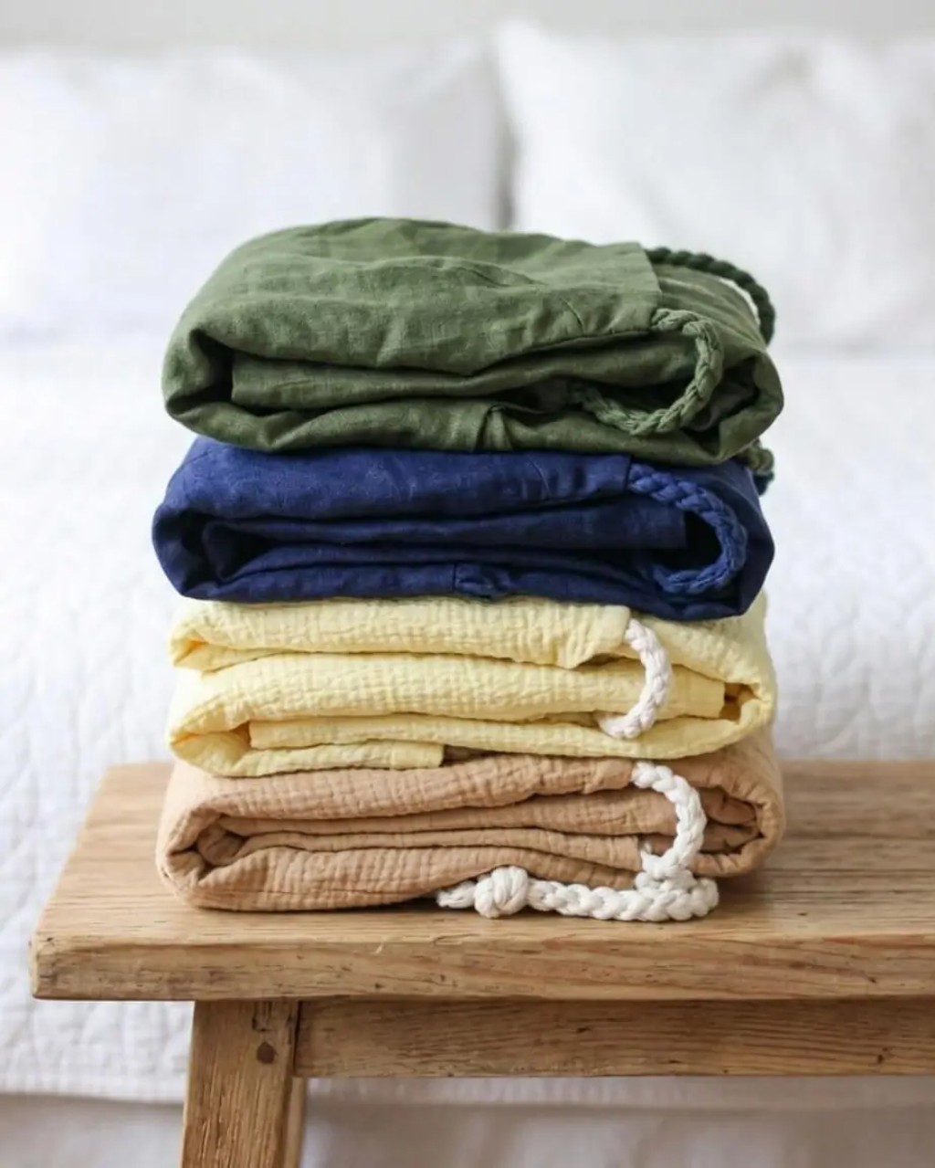 Vestidos de linho e algod&atilde;o com al&ccedil;as de corda