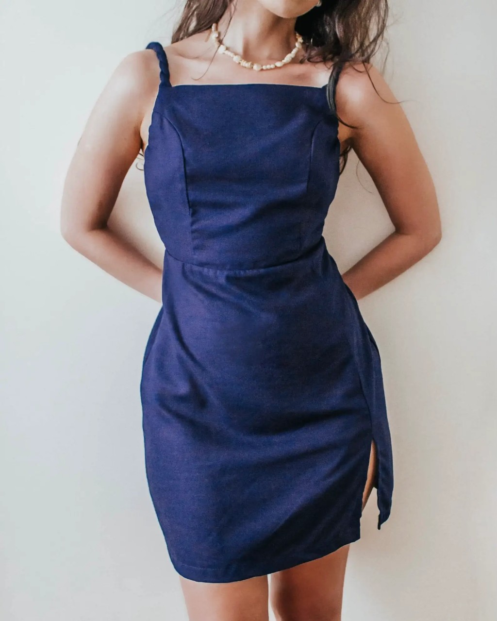 vestido curto de linho azul marinho com fenda