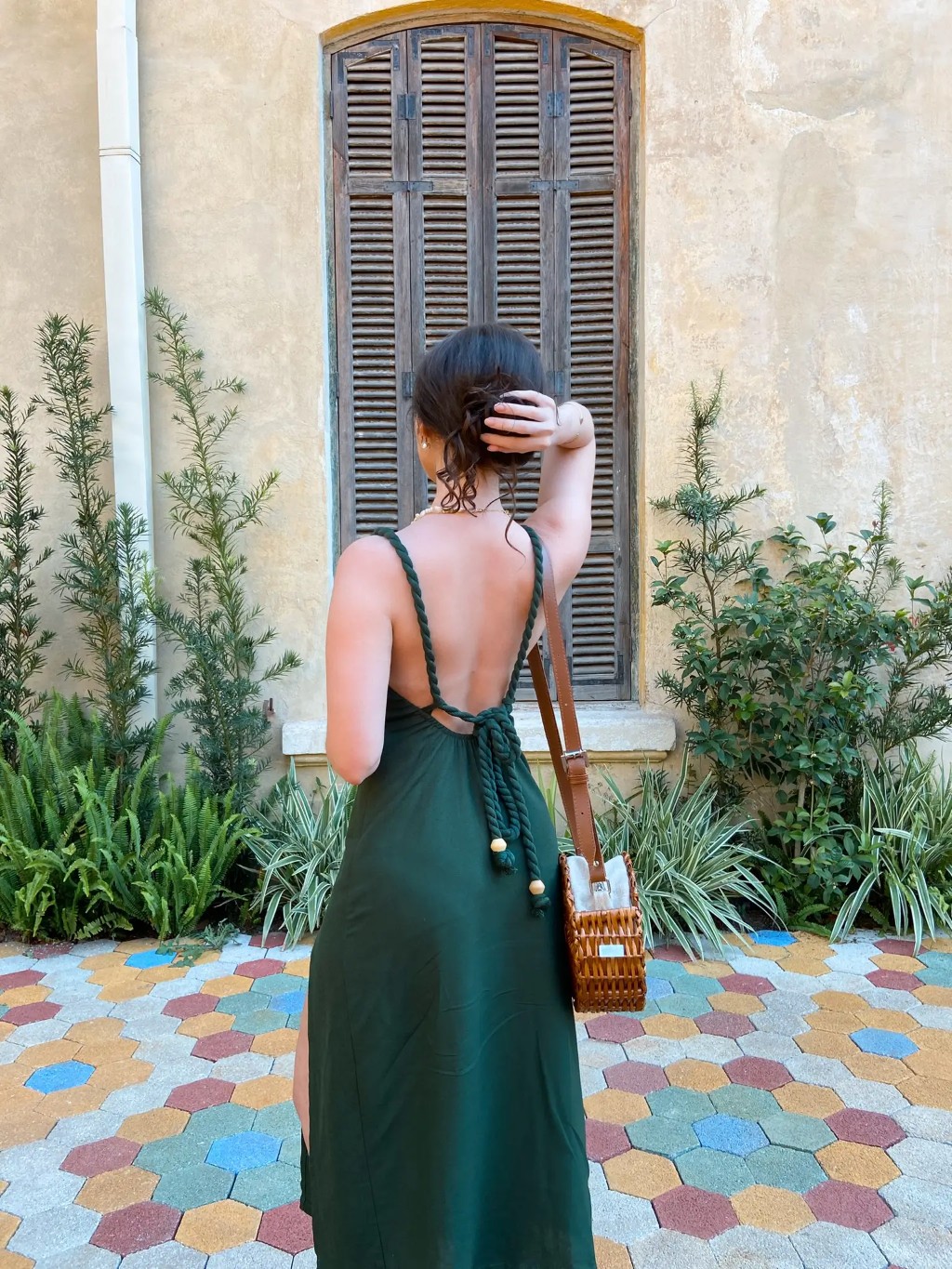 vestido longo de linho verde militar com al&ccedil;as regul&aacute;veis de cordas