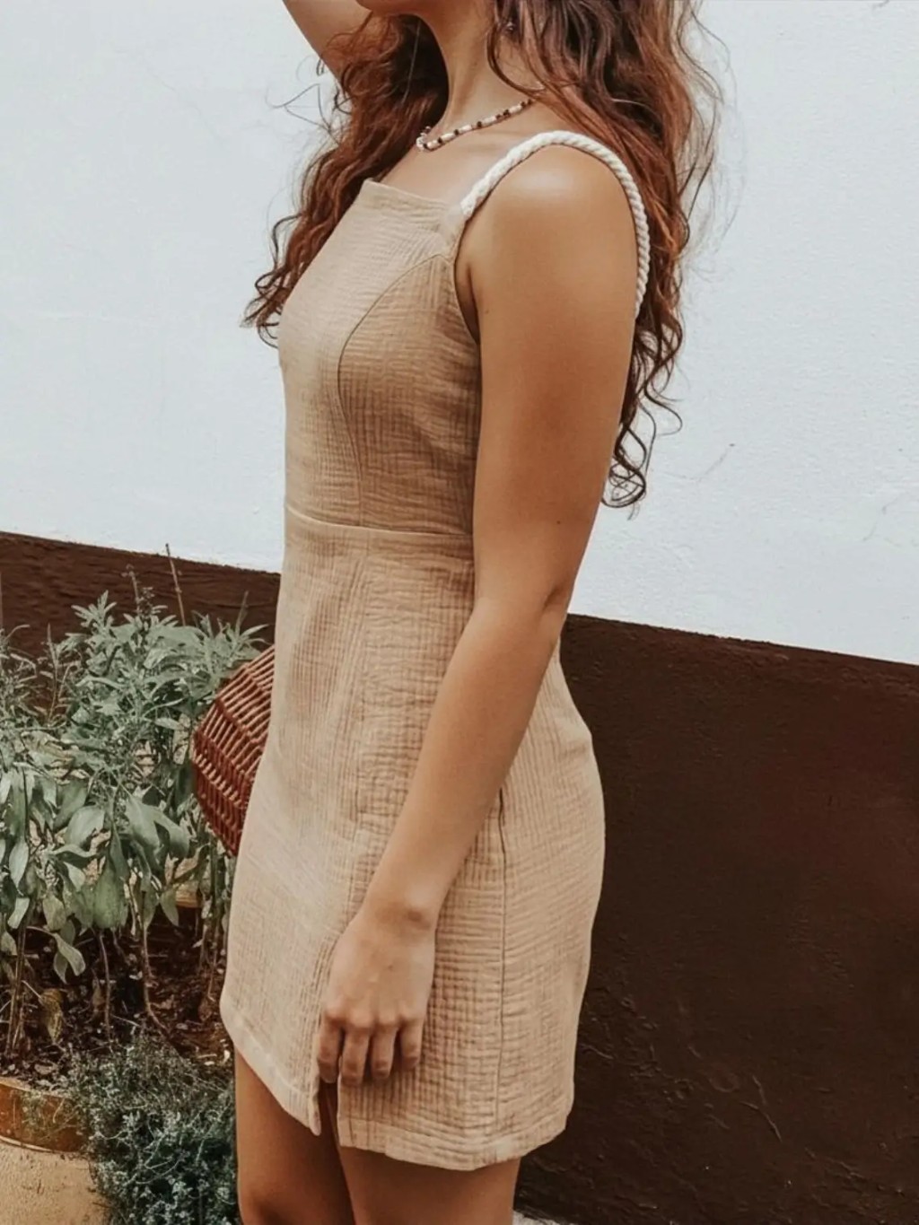 vestido curto de algod&atilde;o texturizado na cor areia