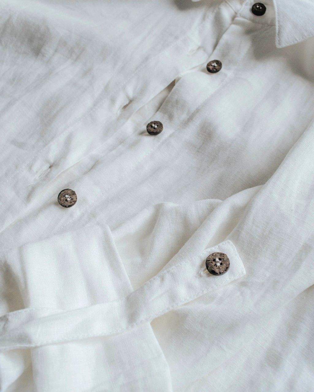camisa de linho branca com bot&otilde;es de madeira