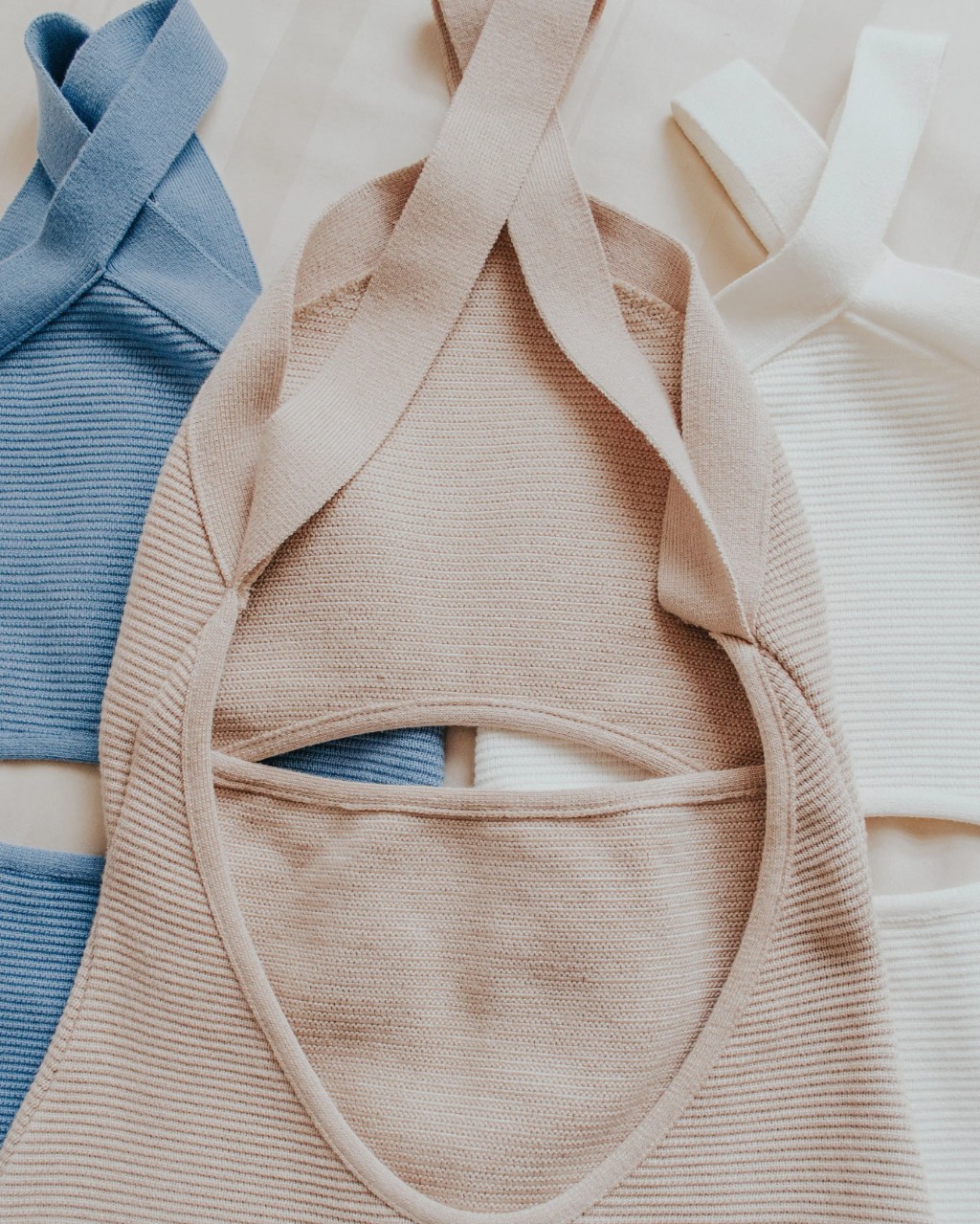 vestido de tric&ocirc; kauwela canelado no azul areia e branco